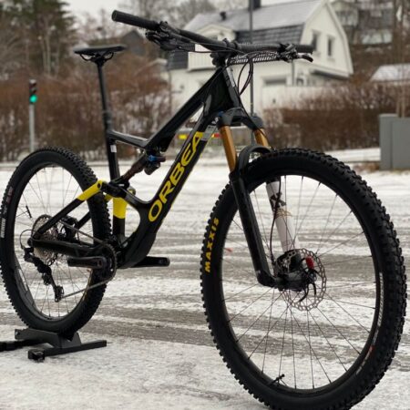 Orbea Occam M10 MYO Svart gul 1 e1640707527706