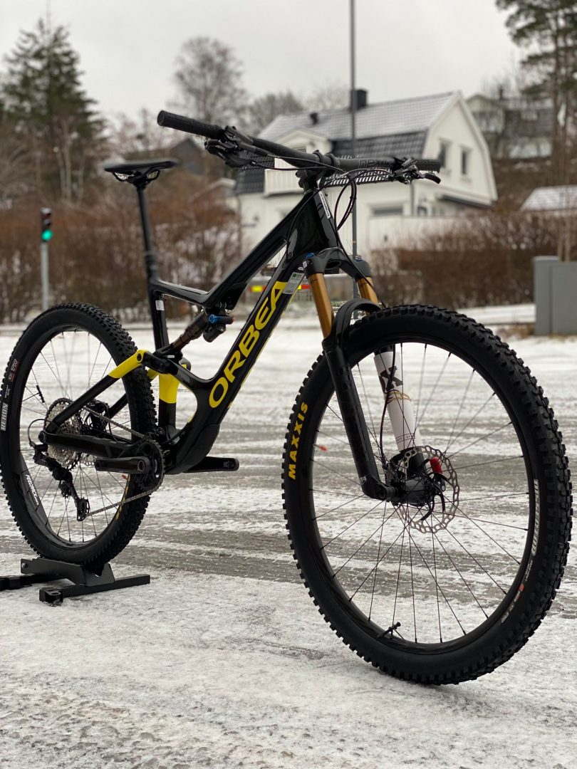 Orbea Occam M10 MYO Svart gul 1 e1640707527706