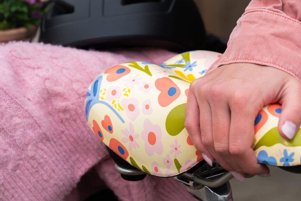 YEM ##monark karin earth rose hand på sadel